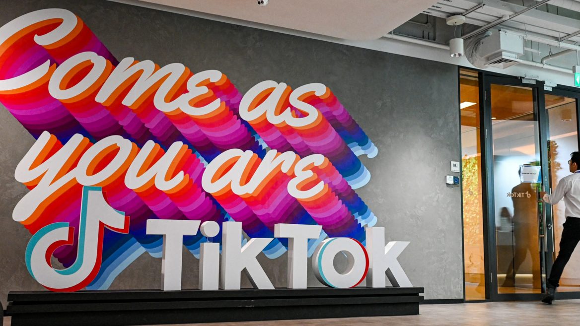 TikTok внедрил систему трекинга посещаемости сотрудников и требует оправдываться за отклонение от графика