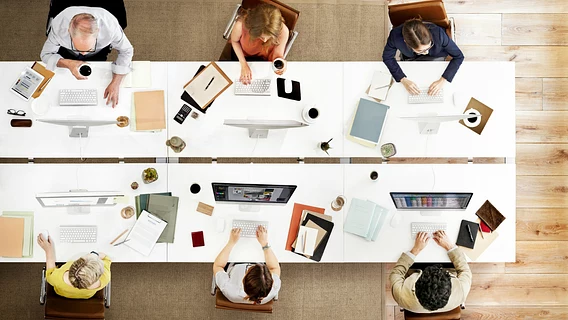 Большинство работников считают ИИ полезным — но почти все боятся его