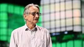 «Крёстный отец ИИ» назвал важный побочный эффект от замены людей на ИИ, о котором не думают компании