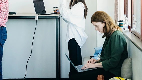 «Оставаться в бигтехе вряд ли стабильнее, чем уйти»: американцы рекордными темпами запускают стартапы на фоне ИИ-бума и возврата в офис