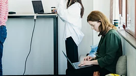 «Оставаться в бигтехе вряд ли стабильнее, чем уйти»: американцы рекордными темпами запускают стартапы на фоне ИИ-бума и возврата в офис