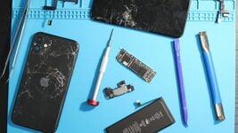 Цудатворцы ў Мінску і злодзеі ў Іспаніі. Як беларусы рамантуюць свае айфоны ў розных лакацыях (і што з коштамі)