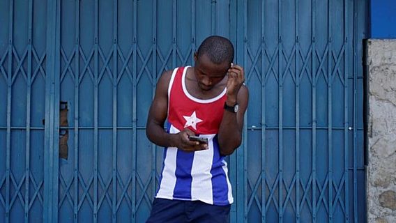 Куба блокирует все текстовые сообщения со словами «демократия» и «протест» 