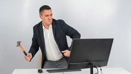 Anthropic рэзка знізіла ліміты Claude Code — праграмісты лютуюць Anthropic рэзка знізіла ліміты Claude Code — праграмісты лютуюць