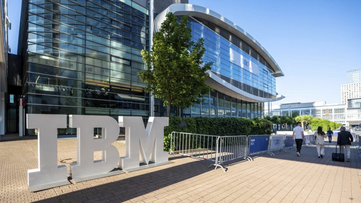 IBM хотела заменить тысячи сотрудников на ИИ, но итоге штат вырос — стало больше кодеров