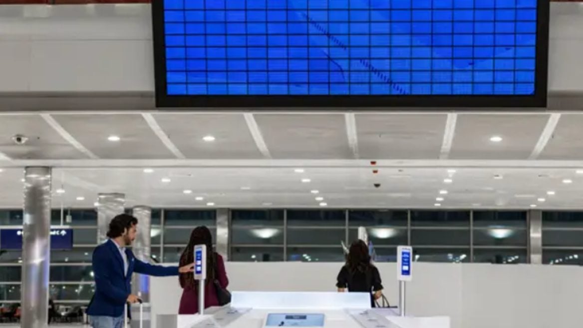 В аэропорту США тестируют табло которое показывает персонализированную информацию каждому пассажиру одновременно