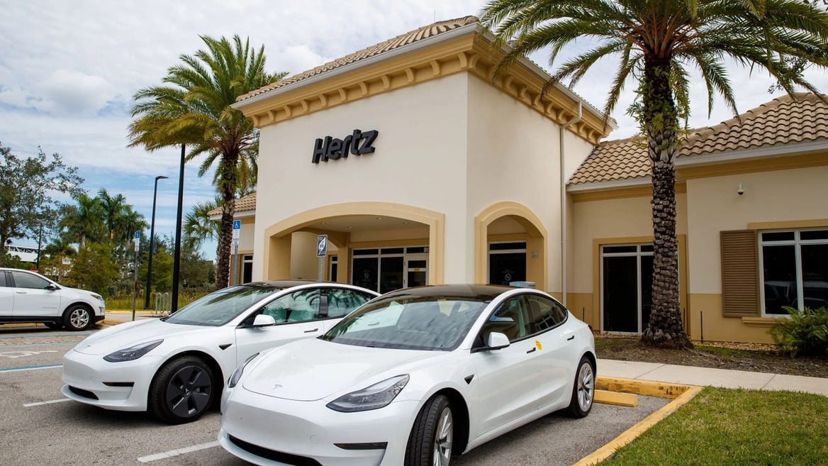 Сервис проката Hertz продаст 20 тысяч электрокаров заменит бензиновыми — их проще ремонтировать