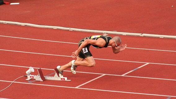 ЕС хочет ослабить защиту данных, чтобы не отстать в ИИ-гонке