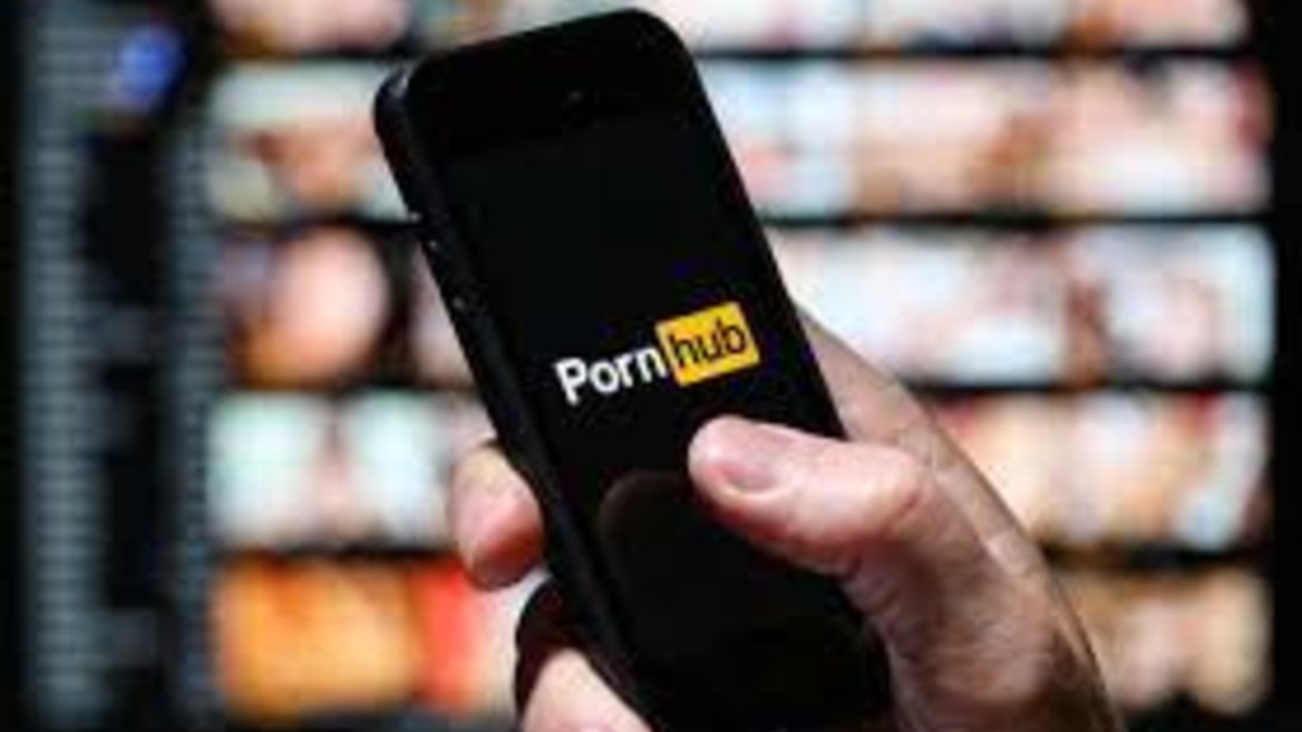 Роcкомнадзор потребовал от PornHub удалить 6 роликов которые оскорбляют власть и РПЦ