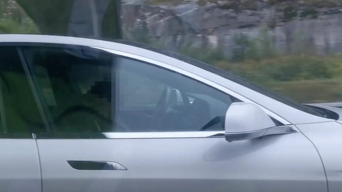 Автопилот остановил Tesla — пьяный водитель заснул за рулём