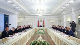 Лукашенко заявил, что молодёжь нужно поддерживать в меру, а то работающие «скоро на четвереньки станут и будут телепаться»