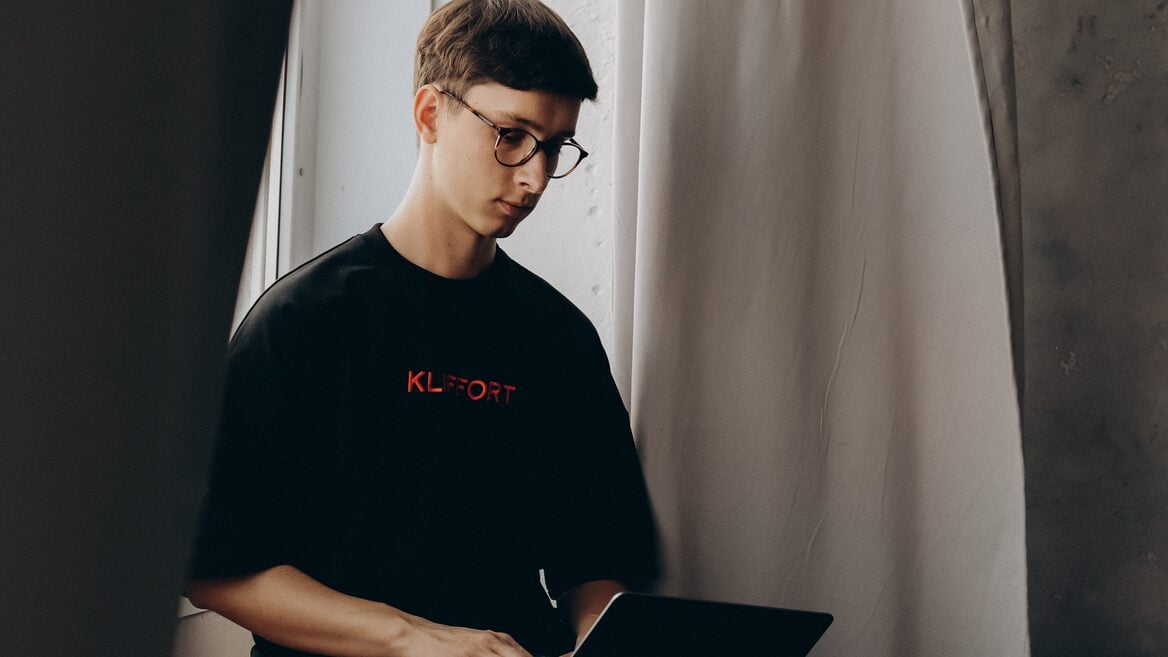 «Это не галлюцинации». Как 23-летний разработчик ушёл из найма и строит бизнес «на миллиард»