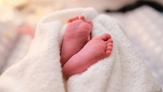 В Беларуси планируют оплачивать отпуск для отцов при рождении ребёнка