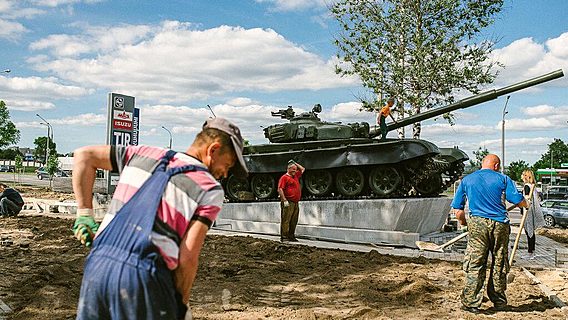 Власти города, минобороны и Wargaming установили на Партизанском настоящий Т-72. Фоторепортаж dev.by 