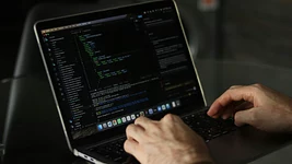 Глава Coinbase рассказал, как сдерживает расходы на ИИ при взрывном росте трафика