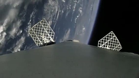 Как выглядит приземление ракеты Falcon 9 с бортовой камеры 
