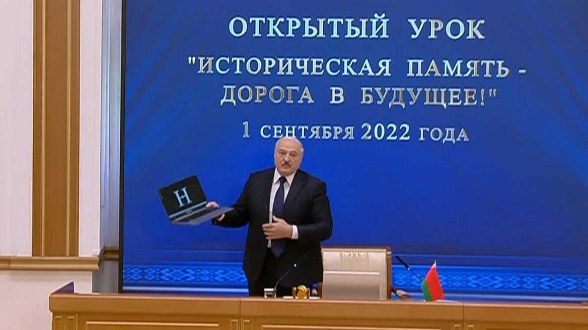 Лукашенко показал первый беларусский ноутбук, но беларусского там 12%