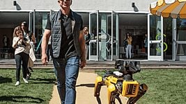 Глава Amazon выгулял робособаку Boston Dynamics (фото) 