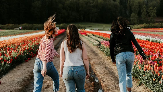 «Трудно привлечь внимание, когда все вокруг 170+ см, а ты 158». Вот с чем (не) приходится иметь дело «потому что женщина»