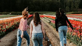 «Трудно привлечь внимание, когда все вокруг 170+ см, а ты 158». Вот с чем (не) приходится иметь дело «потому что женщина»