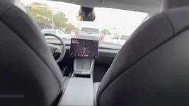 Tesla запустила роботакси в Остине — настоящее, без операторов! Они едут в соседней машине