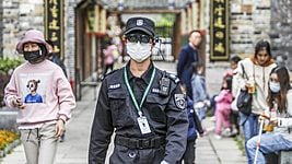 Полиция в Китае носит смарт-очки с термодатчиками, чтобы ловить заболевших