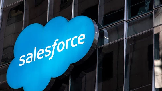 Salesforce снова режет штат — и активно скупает стартапы