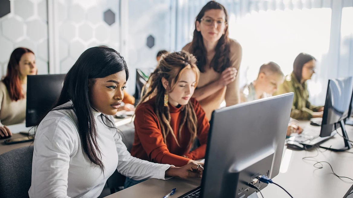 Эти компании обучают сотрудников ИИ и не отказываются от джунов