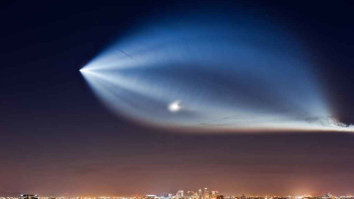 SpaceX запустит канадский спутник для показа рекламы из космоса