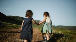 «Ты из другого теста». Как самим оставаться и растить детей за границей беларусами (и стоит ли!) 