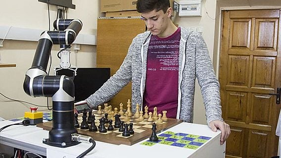 Студенты из Бреста создали шахматного робота «Анастасия» за €30 тысяч 