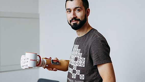Как минский программист Intetics разработал бионический протез руки 