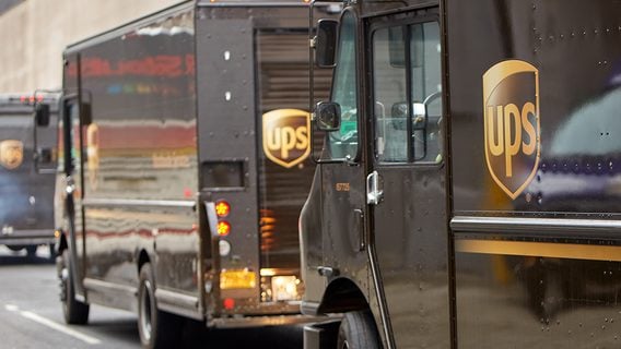 Компания сокращает 20 тысяч человек из-за Amazon и Трампа