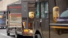 Компания сокращает 20 тысяч человек из-за Amazon и Трампа Компания сокращает 20 тысяч человек из-за Amazon и Трампа