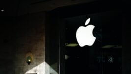 Apple тихо усилила контроль над деньгами разработчиков и дала себе право «взыскивать долги» — даже без предупреждения
