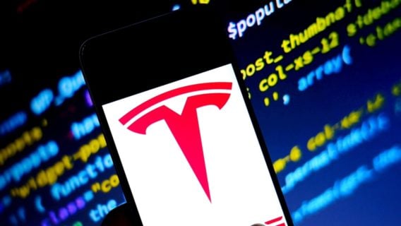 Бывшие сотрудники судятся с Tesla из-за сокращения