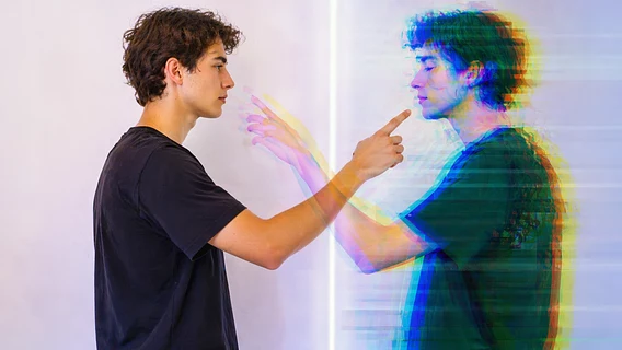 «У людей нет сил ещё на один созвон»: компании внедряют ИИ-двойников сотрудников