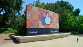 Модераторы Facebook написали открытое письмо руководству: работа в офисе угрожает их жизням