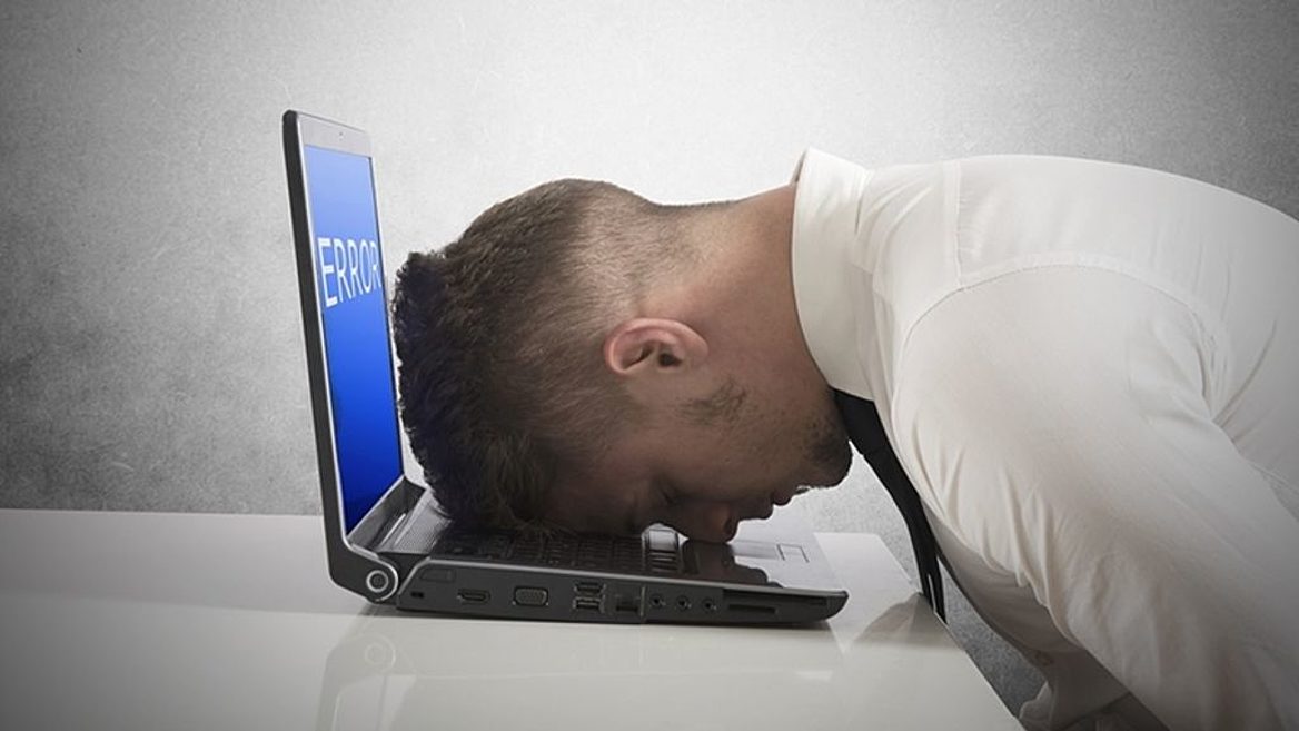 Сбой в работе 6. 5 ошибок. Ошибка иллюстрация. Компьютер и человек. Сбер технические работы.