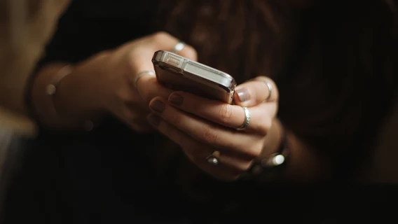 Люди суют смартфоны в морозилку, а потом несут в ремонт там аншлаг