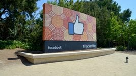 Facebook не планирует возвращать сотрудников в офисы до 2022