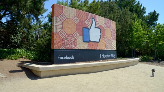 Facebook не планирует возвращать сотрудников в офисы до 2022