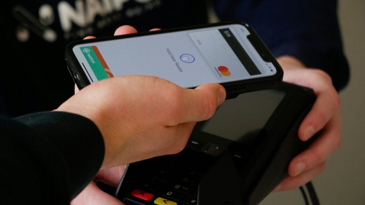 У клиентов Альфа-Банка проблемы с добавлением карт в Apple Pay из-за санкций