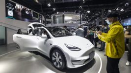 Tesla «отзывает» около 300 тысяч электрокаров
