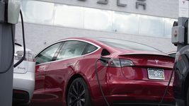 Tesla уволила 200 сотрудников из команды автопилота