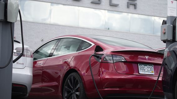 Tesla уволила 200 сотрудников из команды автопилота