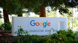 Худший день в истории Alphabet: компания провалилась на $500 млрд, поисковик оценили ниже нефтянки