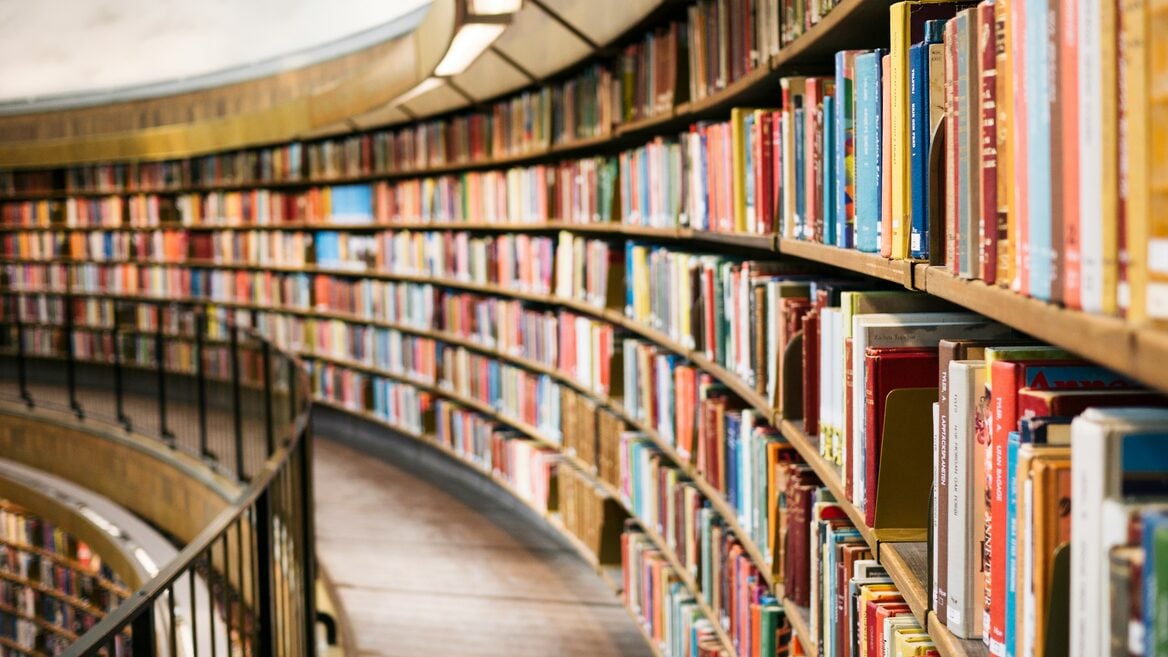 Издатели проиграли суд в США: обучать ИИ на книгах можно пиратить — нет
