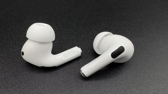 Bloomberg: AirPods начнут переводить разговоры в режиме реального времени