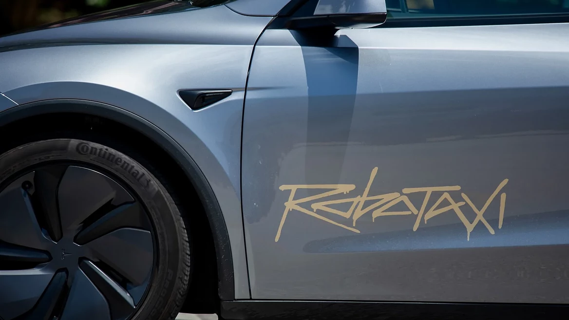 Робатаксі Tesla трапляюцца ў аварыі ў чатыры разы часцей за людзей